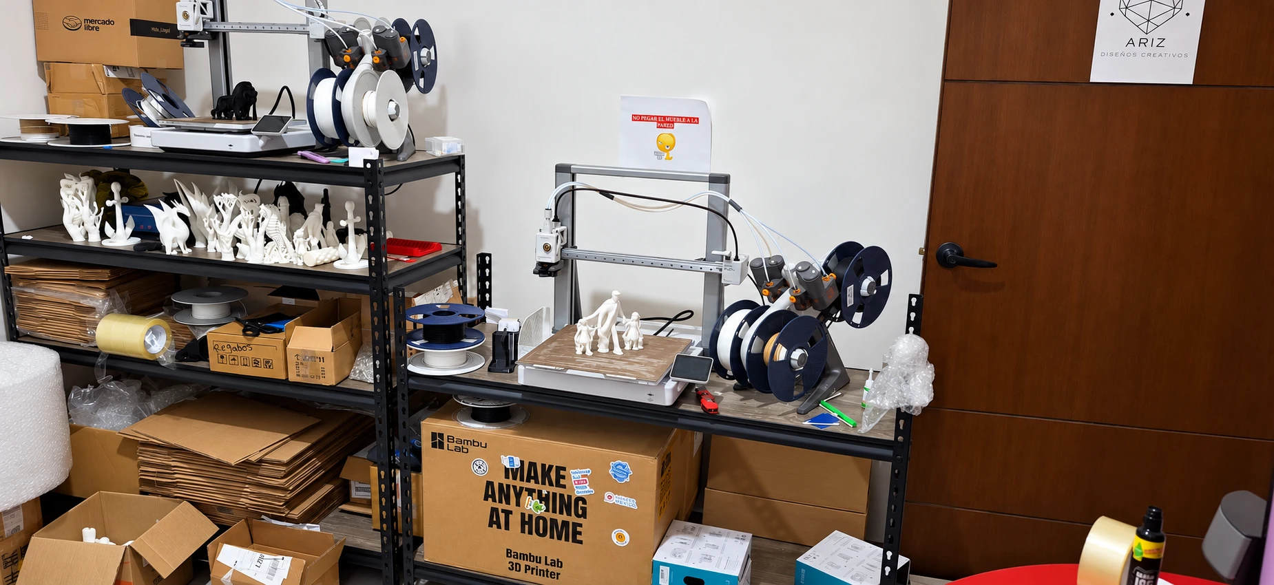 Impresoras y zona de fabricación del taller de Ariz Creativo