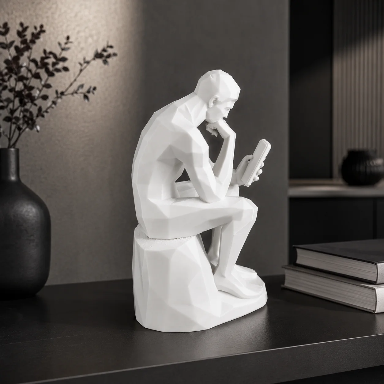 Escultura Pensador con Celular - Ariz Creativo